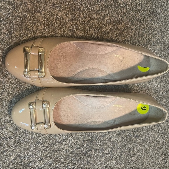 AEROSOLES Beige Flats with Gold Buckle SIZE 9 - Picture 7 of 14